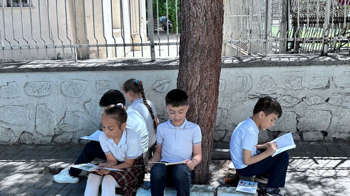 Okul Bahçesinde Kitap Okuma  etkinliğimiz yapıldı.